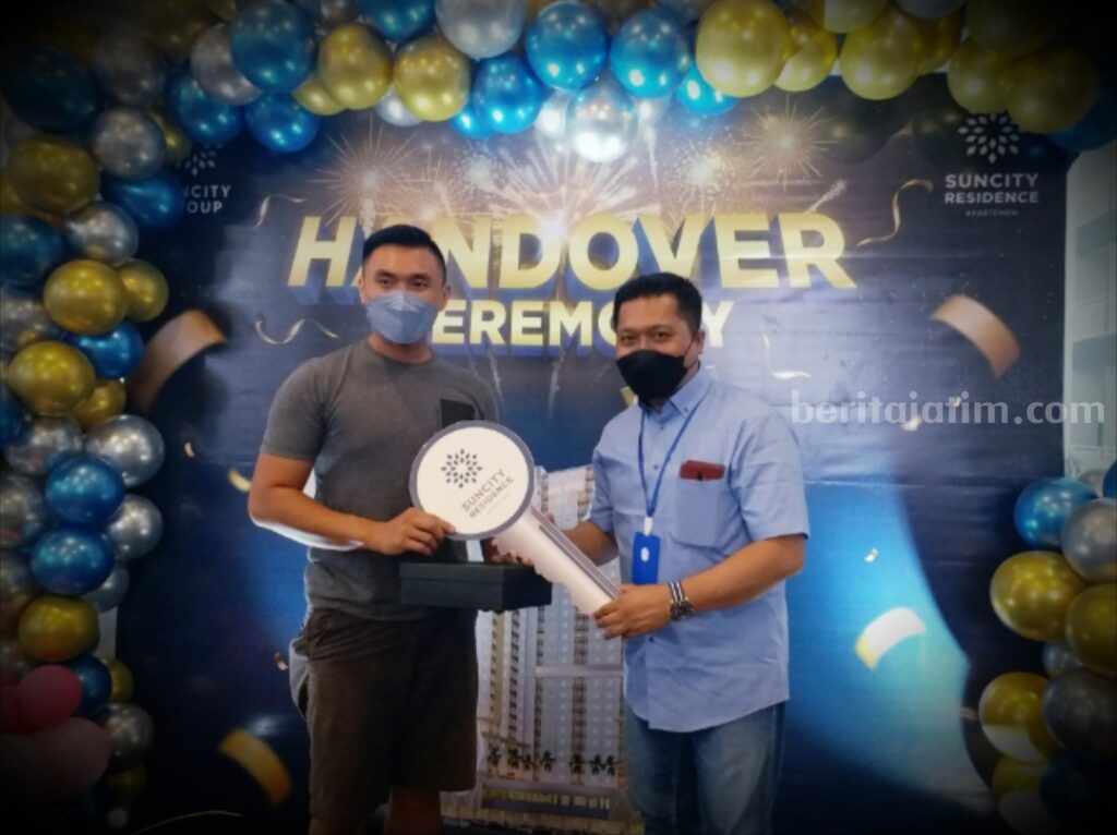 Manajemen Suncity Residence Apartement Sidoarjo Mulai Serahkan Unit ke User Manager Marketing Suncity Property Hasyim saat menyerahkan kunci kepada user