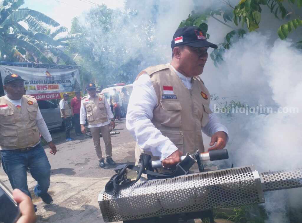 Sepekan, 5 Warga Perum Jenggolo Asri Terserang DBD Bambang Haryo Soekartono melakukan fogging di lingkungan perumahan Jenggolo Asri Buduran