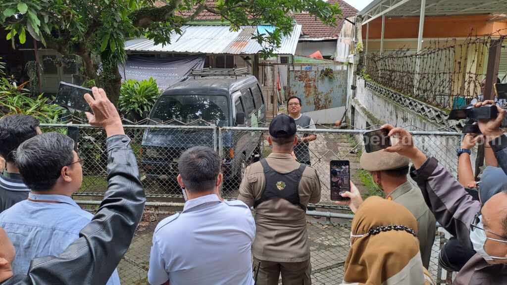 Penertiban rumah dinas di Jalan Simpang Ijen Kota Malang.