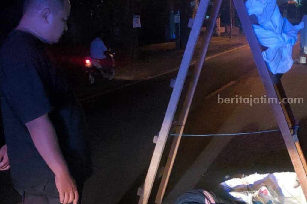 Jasad korban tanpa identitas, diduga ODGJ, yang ditemukan tergeletak di lokasi Jalan Raya Daendels, Dusun Ganting, Desa Lohgung, Kecamatan Brondong, pantura Lamongan (Foto: Ist).