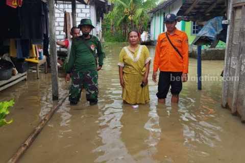 Banjir merendam pemukiman warga di Lamongan (Foto: A. Thoriq Hidayatullah/beritajatim.com).