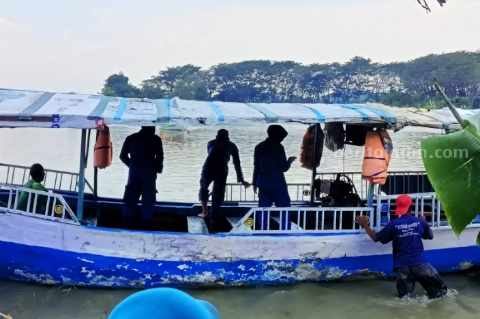 Pencarian pemuda yang hilang tenggelam akibat perahunya terjungkir di Waduk Gondang Lamongan (Foto; Ist).