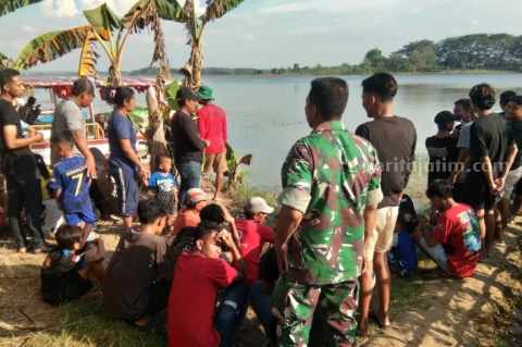 Pencarian pemuda yang hilang tenggelam akibat perahunya terjungkir di Waduk Gondang Lamongan (Foto; Ist).