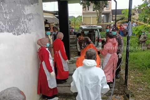 Petugas saat mengevakuasi jasad nenek yang ditemukan tewas di rumahnya, Sugio, Lamongan (Foto: Ist).