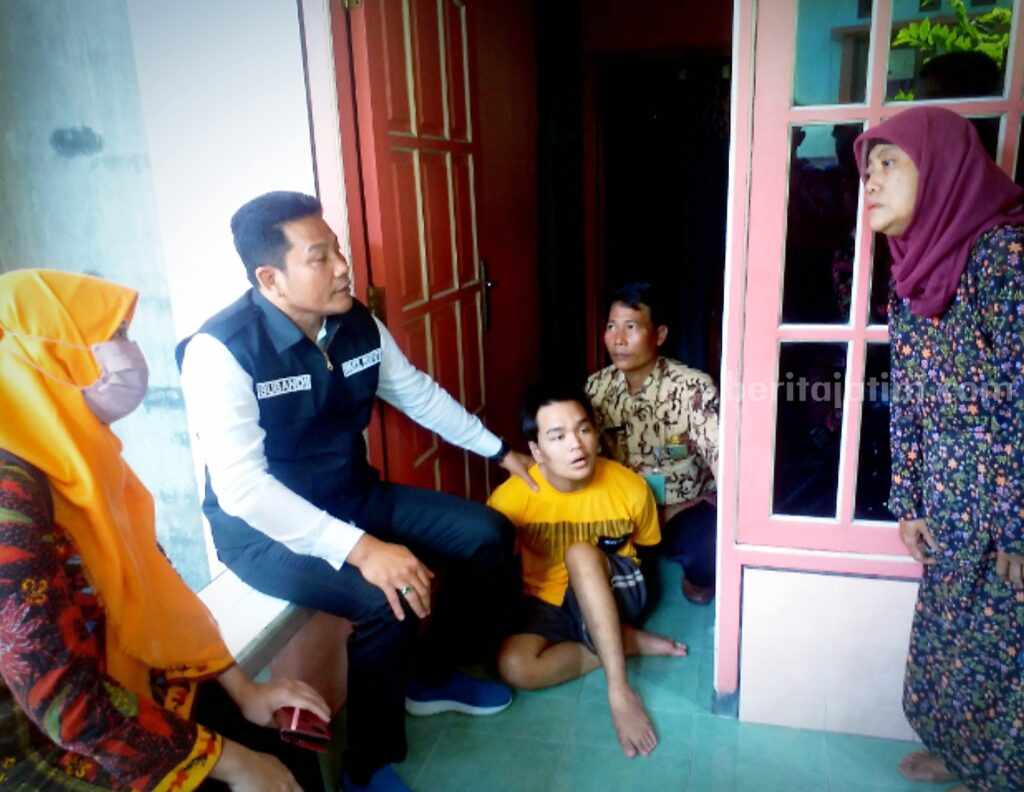 Remaja Sidoarjo Ini Sejak Kecil Hingga Dewasa Tangannya Diikat Tali Kain