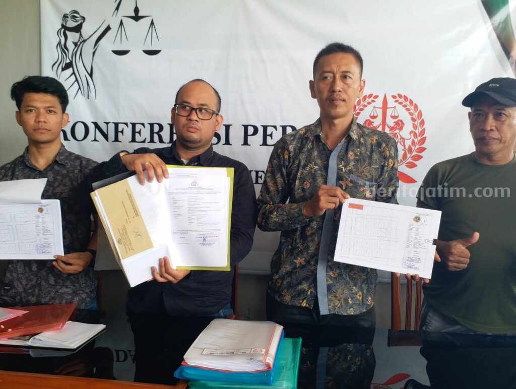Sertifikat Korban Lumpur di Perumahan Renojoyo di Eks TKD Kedungsolo Segera Keluar Dimas Yemahura Alfarouq (berkacamata) bersama warga perumahan Renojoyo di eks TKD Kedungsolo Kec. Porong tunjukkan NIB dari BPN Sidoarjo