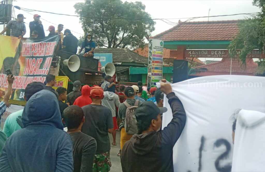 Warga bentangkan spanduk tuntutan di Baldes Kemangsen Balongbendo