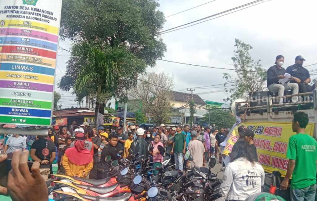 Warga Desa Kemangsen saat melakukan unjuk rasa
