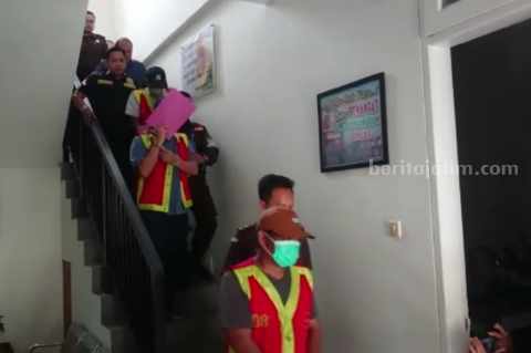 4 Tersangka Dugaan Korupsi Dana Hibah PJU Tenaga Surya Masuk Lapas Lamongan Para tersangka dugaan korupsi dana hibah PJU yang dijebloskan Kejari ke Lapas Lamongan (Foto: A. Thoriq Hidayatullah/beritajatim.com).