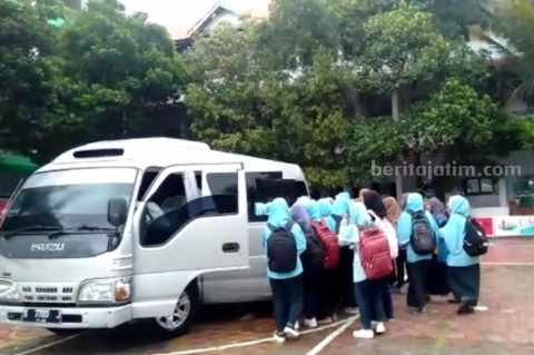 Kendaraan antar-jemput yang disediakan oleh PP Matholiul Anwar bagi siswanya saat banjir melanda.