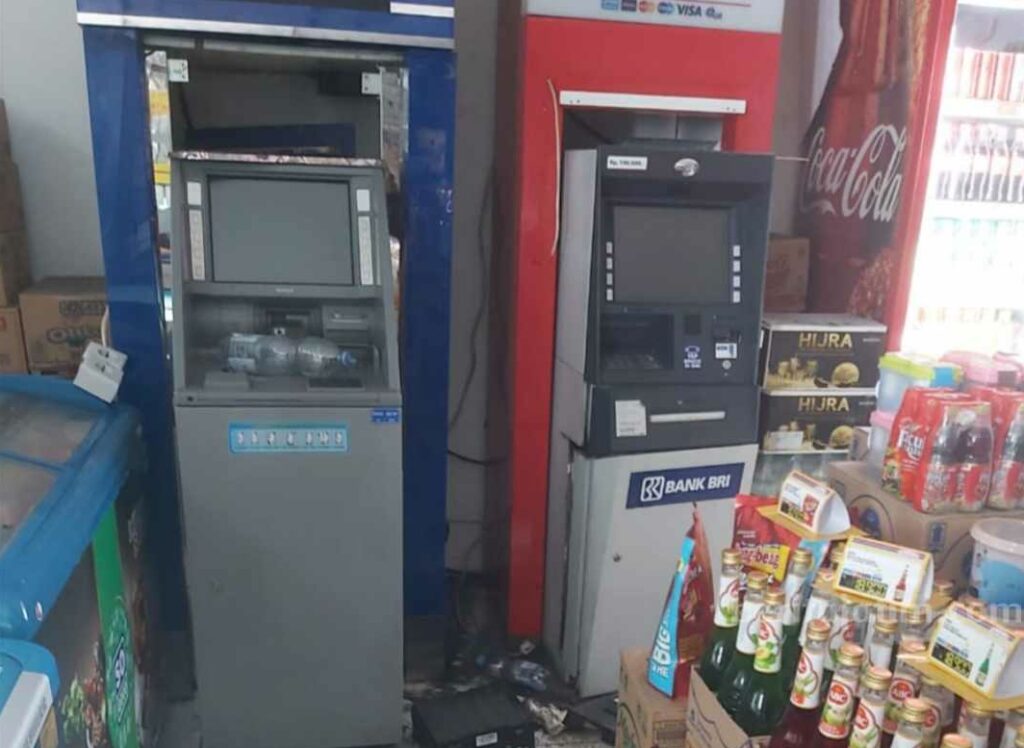 Dua mesin ATM di minimarket Jl Raya Gedangan, Sidoarjo, yang dibobol oleh perampok.