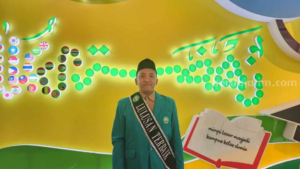 Dr Samsul Arifin, lulusan terbaik pascasarjana Doktor di Universitas Islam Malang (Foto: Muhammad Afnani Alifian/beritajatim.com)