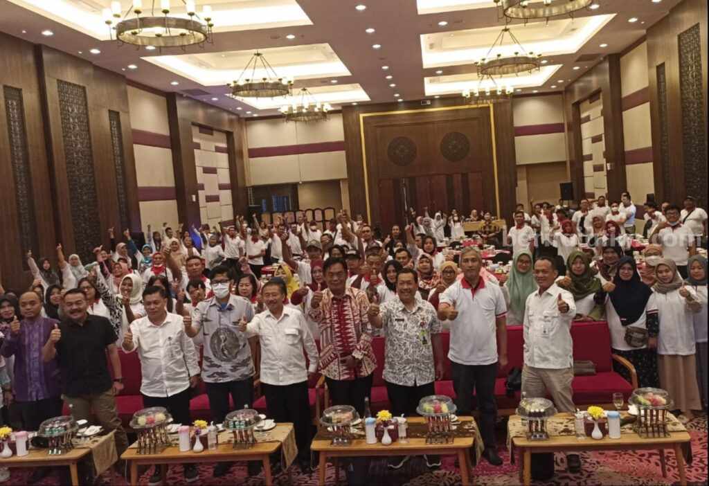 Semangat. Peserta seminar UMKM bersama-sama kepalkan tangan untuk bangkit dari keterpurukan