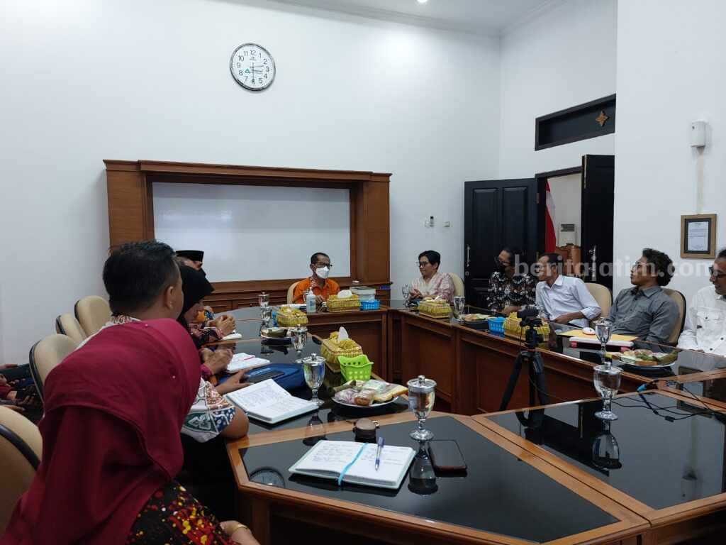 Graha Pusat Literasi Magetan Bakal Bangun Ruang Iman Budhi Santoso Yayasan DBuku Magetan saat audiensi dengan Bupati Magetan Suprawoto di Ruang Rapat Pendapa Surya Graha, Jumat (24/2/2023).