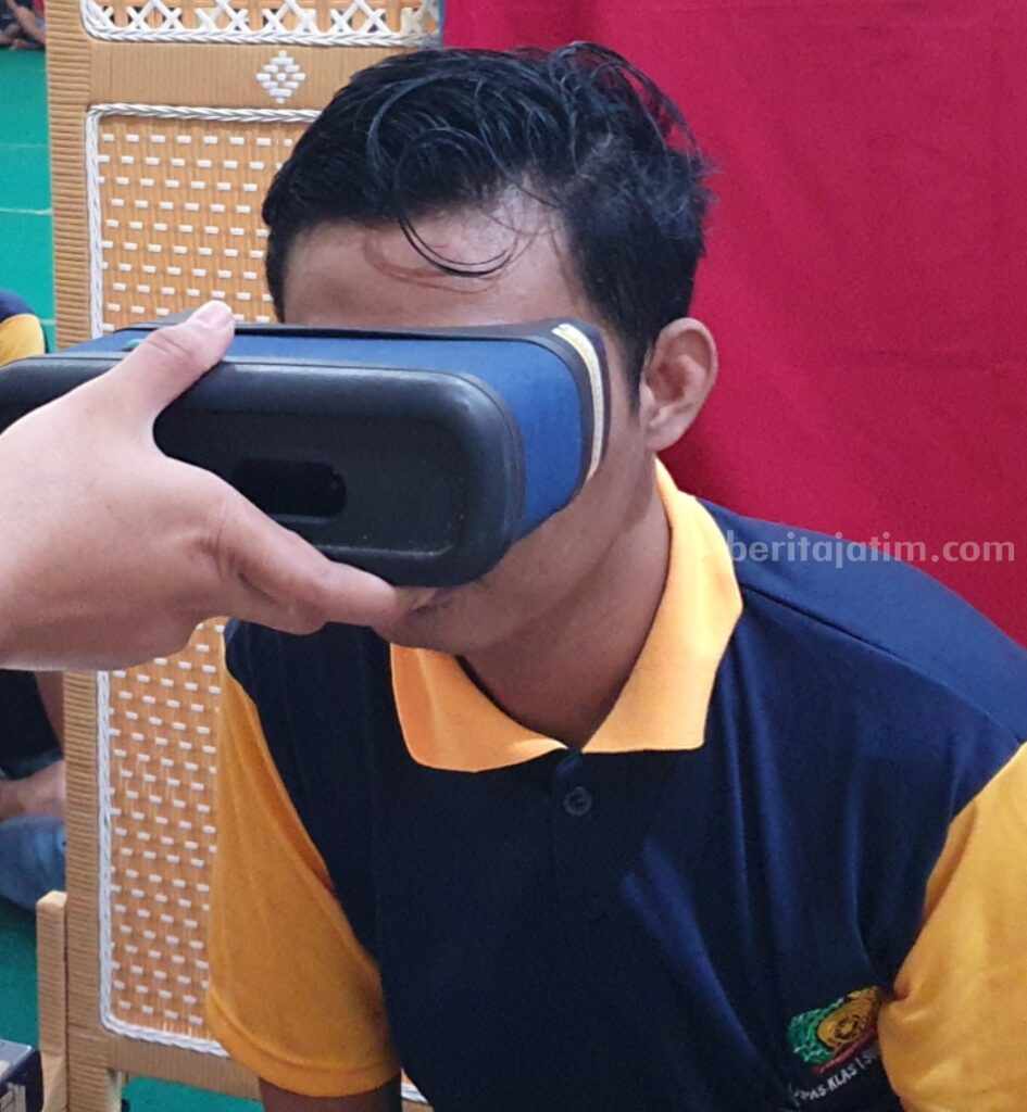 Kanwil Kemenkumham Jatim Rekam e-KTP Warga Binaan Salah satu warga binaan ikuti rekaman e-KTP yang diadakan Kanwil Kemenkumham Jatim.
