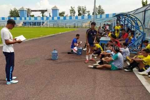 Seleksi tahap pertama tim sepakbola putra Porprov Kabupaten Lamongan, di Stadion Surajaya Lamongan (Foto: A. Thoriq Hidayatullah/beritajatim.com).