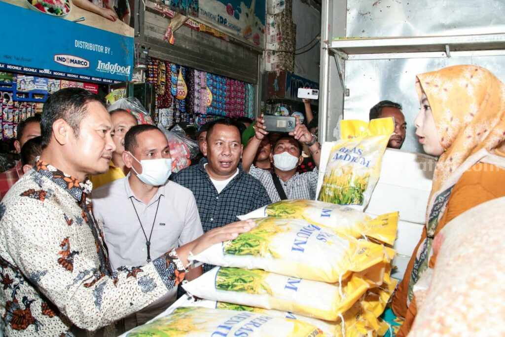 Monitor Harga dan Pasokan Bahan Pokok, Pemkab Lamongan Gelar Operasi Pasar