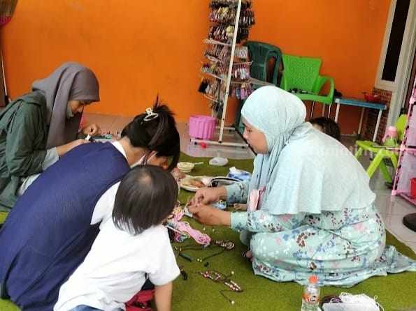 Ibu Muda Asal Mojokerto Ini Buka Kelas Pelatihan Online Hingga Luar Negeri Kelas offline pelatihan kerajinan asesoris kawat tembaga di galery Pipiholic Art di Jalan Merbabu Raya No 25 Perumahan Kedundung Indah, Kecamatan Magersari, Kota Mojokerto.