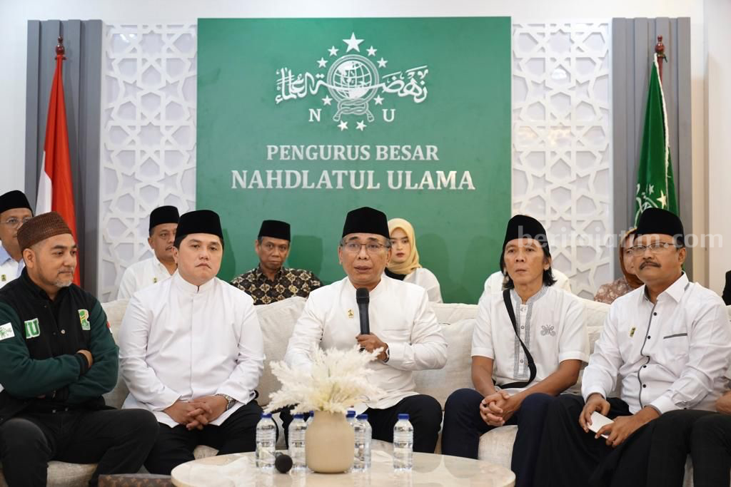 Erick Thohir, sebelah kanan Ketua Umum Pengurus Besar Nahdlatul Ulama (PBNU), Yahya Cholil Staquf