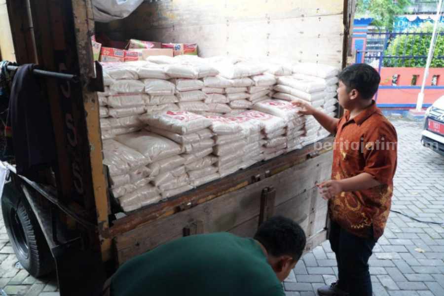 Warga Gresik Terdampak Banjir Digelontor 750 Paket Sembako Petugas BPBD Gresik m