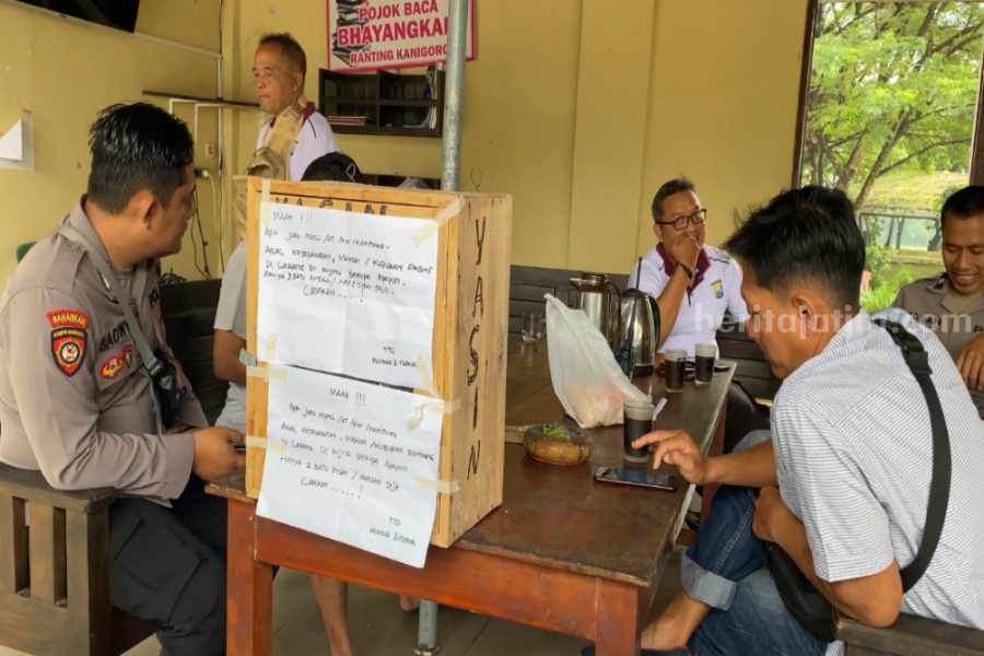 Polisi Kantongi Identitas Terduga Perusakan Puluhan Makam di Blitar Barang Bukti Nisan