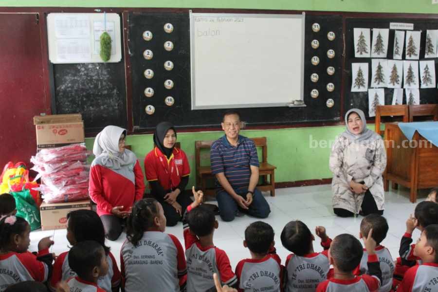 Bunda Paud Jombang Bagikan Susu dan Laptop Bareng Alfamart Bunda Paud Jombang