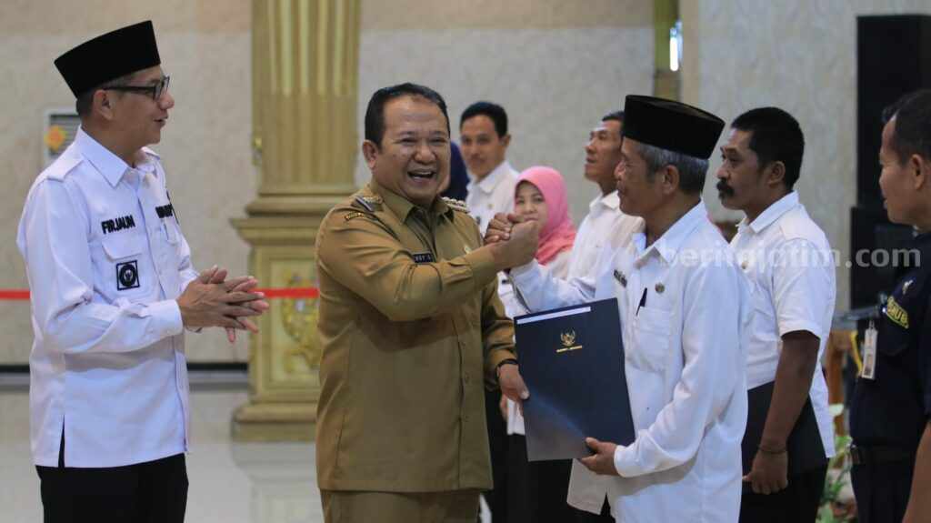 Bupati Hendy Siswanto menyerahkan SK pensiun untuk PNS Pemkab Jember, 8 Februari 2023
