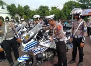Polres Pasuruan Kembali Berlakukan Tilang Manual Foto dokumen saat Kasatlantas Polres Pasuruan, AKP Yudhi Anugrah Putra melakukan pengecekan kendaraan anggota.