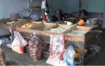 Tekan Biaya Konsumsi, Warga Blitar Berburu Beras Murah Kekuningan Kios pedagang beras murah di Pasar Legi Kota Blitar.