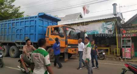 Warga Pasrepan saat melakukan sweeping kepada truk tambang pasir