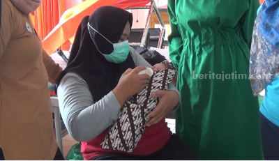 Petugas Puskesmas Sananwetan Blitar merawat bayi yang dibuang di depan kamar mandi gazebo
