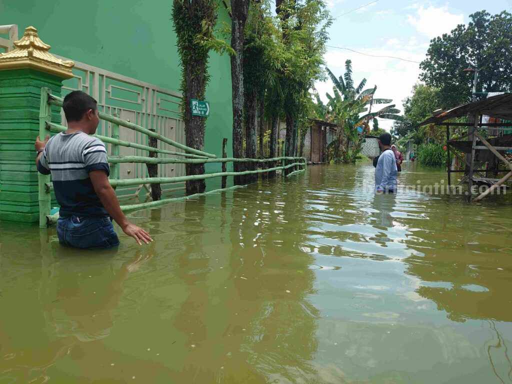 Empat Hari Akses Jalan Lingkungan di Kalisari Bojonegoro Banjir