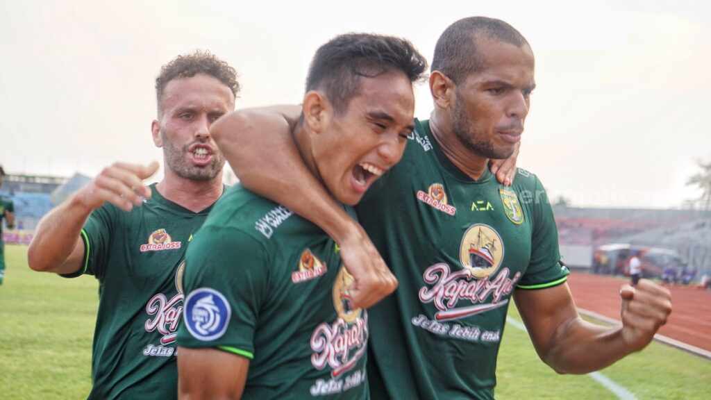 Jamu Boneo FC, Persebaya Tanpa Leo Lelis Pemain Persebaya, Leo Lelis bersama Rizky Ridho usai mencetak gol melawan Bhayangkara FC
