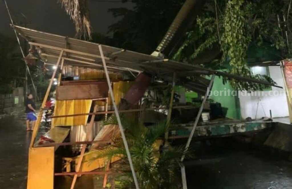 Hujan dan Angin Kencang, 10 Pohon Tumbang di Surabaya