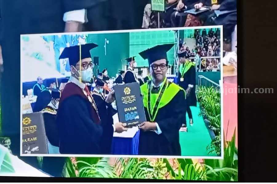 Suka Menulis dan Mendaki Gunung, Iak Jadi Sarjana S.Ikom UINSA Lebih Cepat UINSA Surabaya