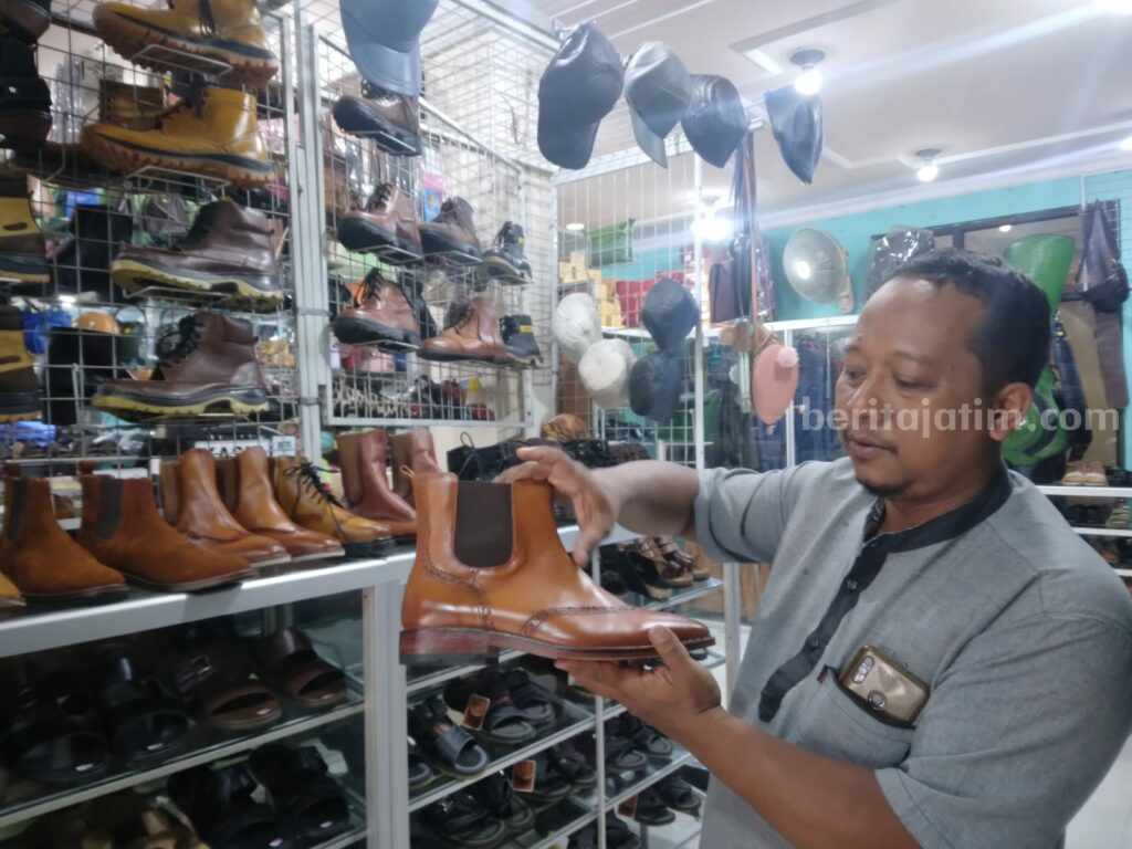 Aktivitas jual beli di toko yang menjual profuk kerajinan kulit di Jalan Sawo, Magetan.
