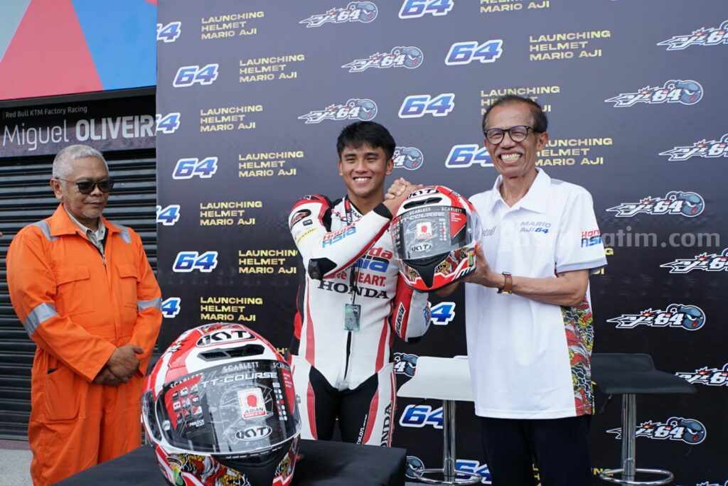 Mario Suryo Aji saat launching helm Batik Telaga Sarangan di Mandalika International Circuit, Nusa Tenggara Barat.