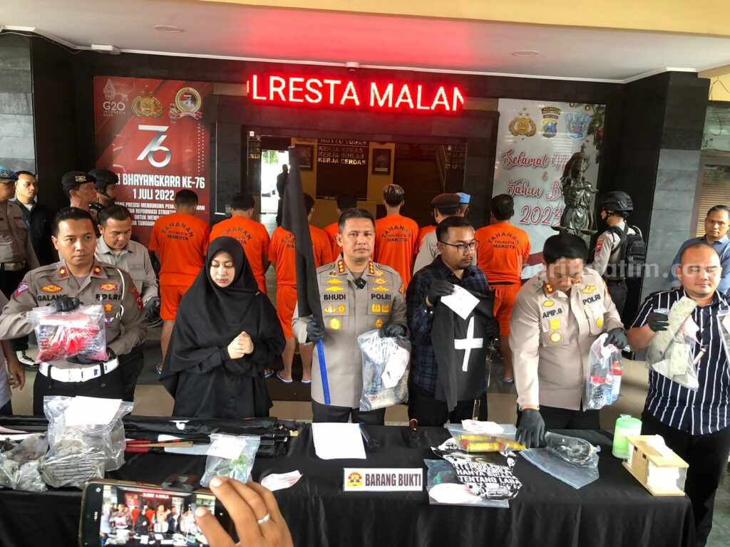 Demo Ricuh Tragedi Kanjuruhan di Kantor Arema FC Berujung Penjara demo ricuh