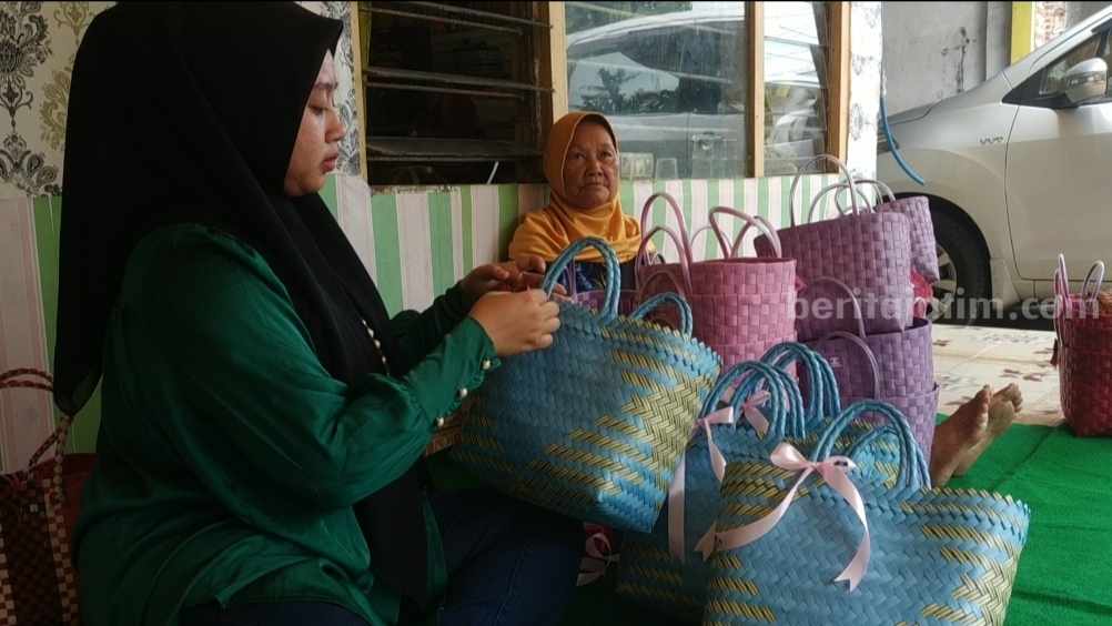 Menengok Usaha Tas Anyaman Plastik Warga Mojokerto Tas Anyaman