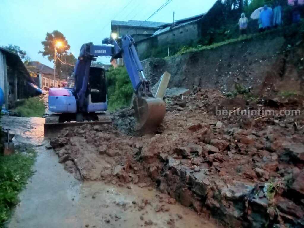 Alat berat diterjunkan Dinas PUPR Kabupaten Mojokerto melakukan pembersihan di lokasi longsor, Rabu (1/2/2023) kemarin. [Foto : ist]