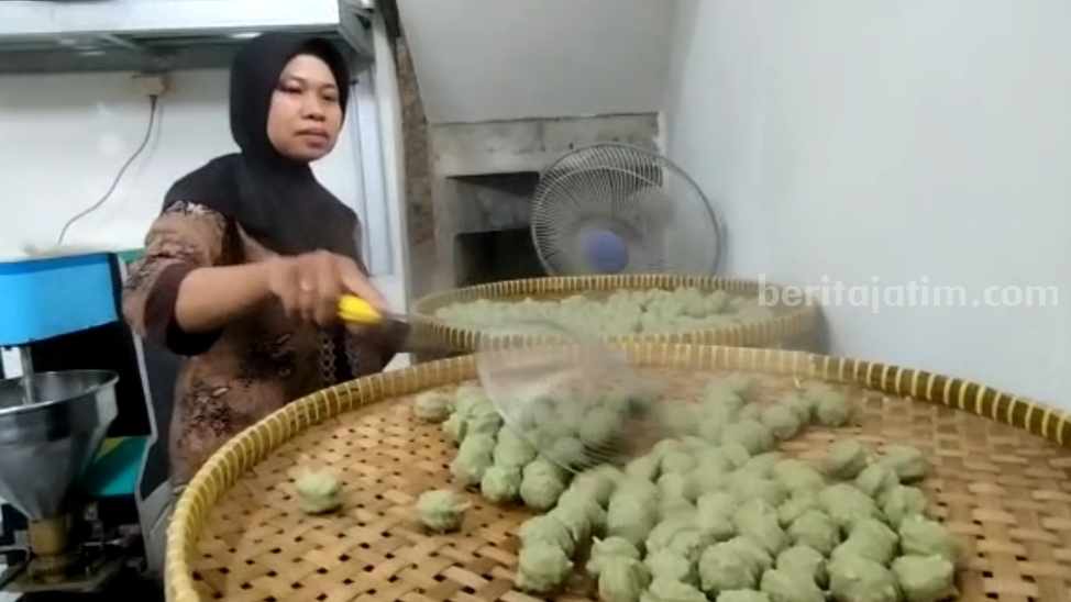 Siti Aisyah (48) produksi pentol kelor di rumahnya di Desa Balongmojo Kecamatan Puri, Kabupaten Mojokerto. [Foto : Misti/beritajatim.com]