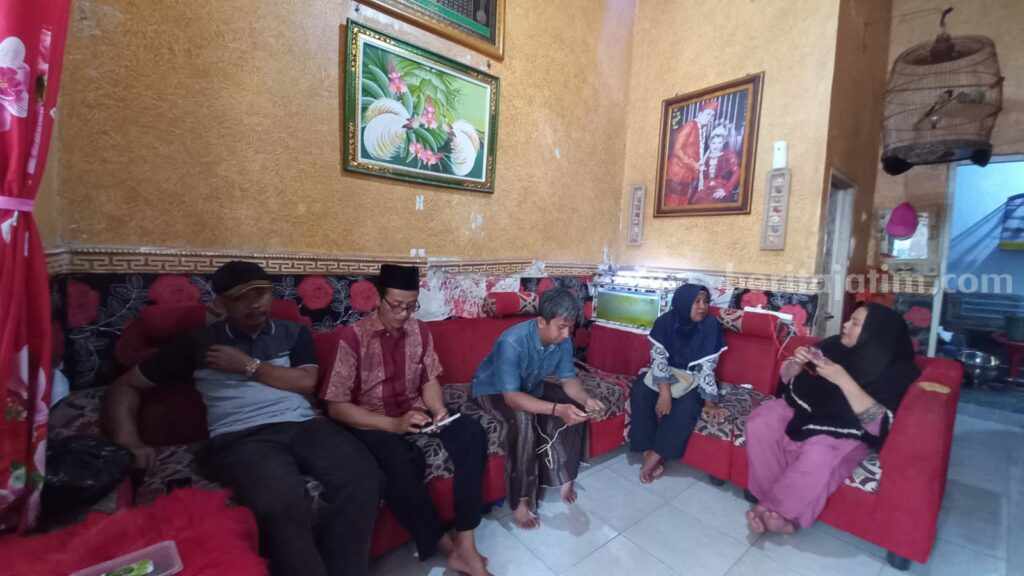 Ibu RT di Pasuruan Jadi Korban Isu Hoax Penculikan Anak Lilis bersama keluarga saat berada di rumahnya, Kelurahan Krampyang, Kecamatan Bugul Kidul, Kota Pasuruan.