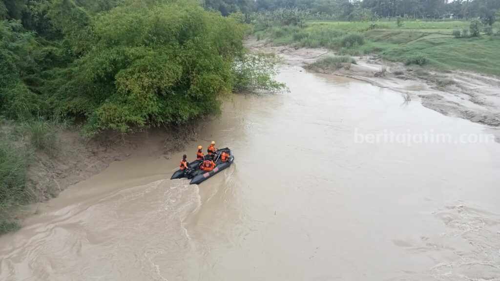 Arus Sungai Pacal Bojonegoro Deras Hambat Pencarian Bocah pencarian bocah tenggelam di bojonegoro