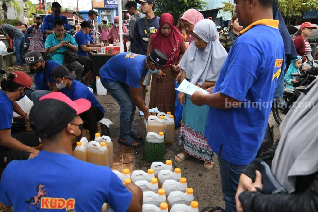 Cegah Harga Migor Tinggi, Disperindag Kabupaten Malang Gencar Operasi Pasar Operasi pasar murah yang dilakukan di Pasar Pakisaji.