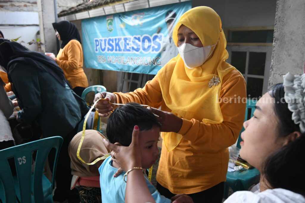 Cegah Penyakit Campak Dengan Imunisasi Lewat Posyandu Kader Posyandu saat melakukan pelayanan