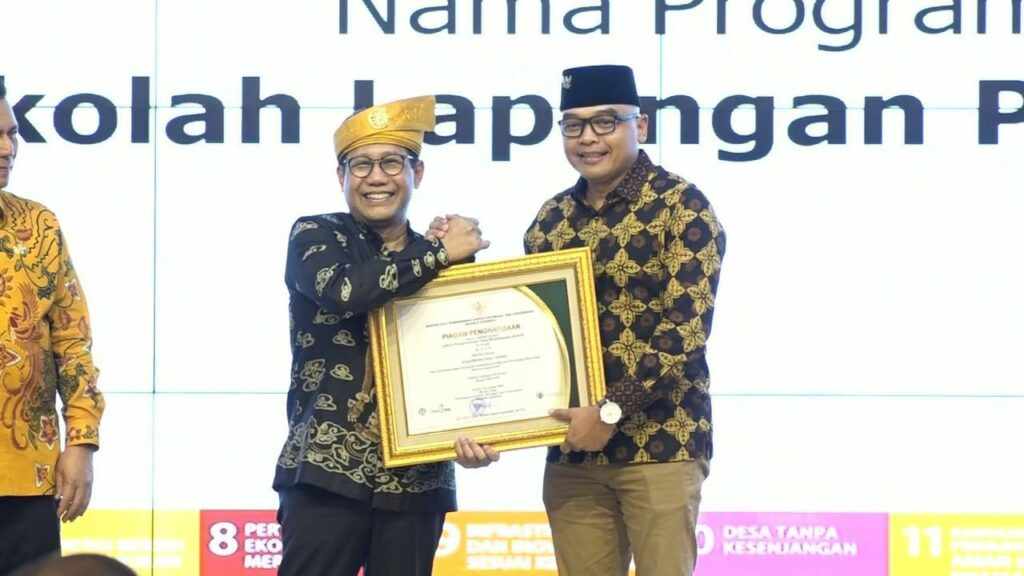 External Affairs Manager EMCL, Ichwan Arifin saat menerima penghargaan dari Menteri PDT, Abdul Halim Iskandar