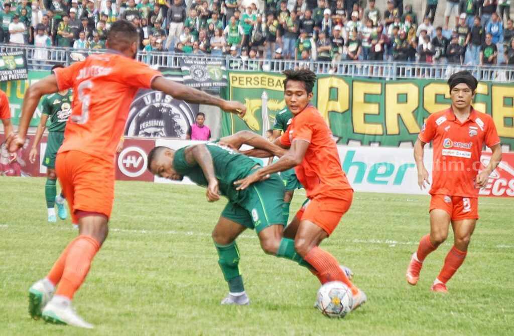 Cedera, Persebaya Siapkan Pemain Pengganti Paulo Victor Paulo Victor, pemain depan Persebaya saat menghadang pemain Borneo FC