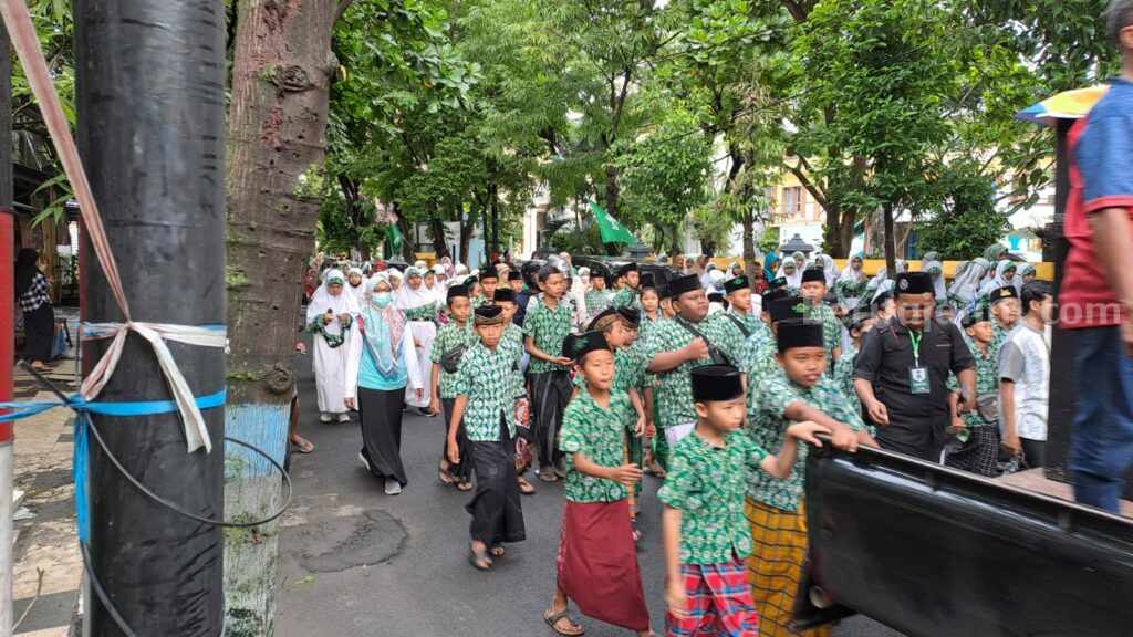 Jalan sehat sarungan yang digelar MWC NU Lamongan dalam peringatan 1 Abad NU (A. Thoriq Hidayatullah/beritajatim.com). 