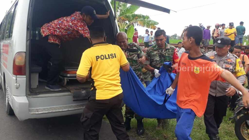 Petugas saat mengevakuasi jenazah Widodo usai tertabrak KA Logawa di kawasan Desa Tepas, Geneng, Ngawi, Jawa Timur, Jumat (3/2/2023)