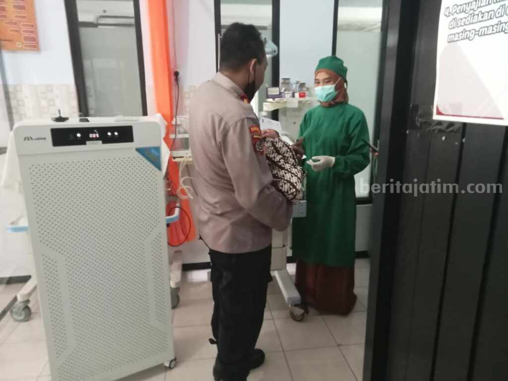 Bayi laki-laki yang dibuang orang tua di depan kamar mandi warga di Kota Blitar